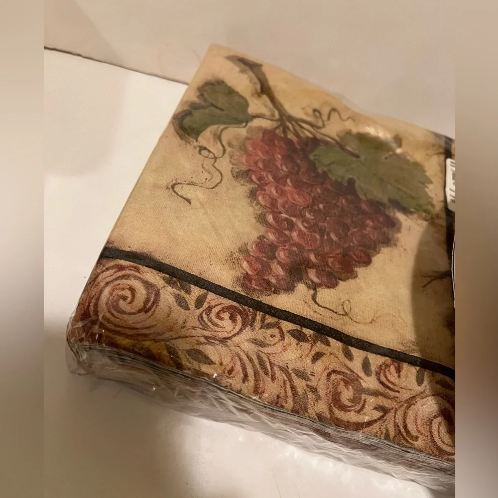 NWT SET OF CRAFTMASTER TUSCAN GRAPES PAPER PLATES & NAPKINS.